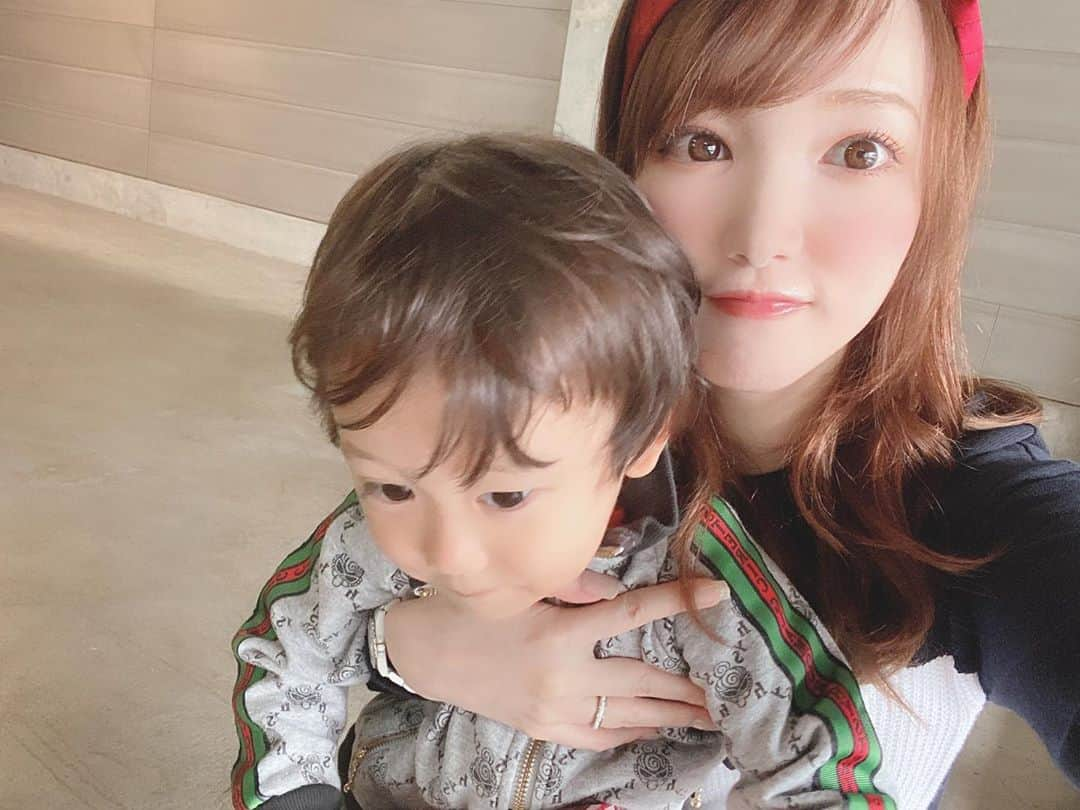 下田美咲さんのインスタグラム写真 - (下田美咲Instagram)「息子がいい感じにチャラ男。  #親子 #3歳0ヶ月  #男の子 #第二子妊娠中  #男の子ママ  #エッセイスト  #下田美咲」10月9日 23時34分 - shimodamisaki815