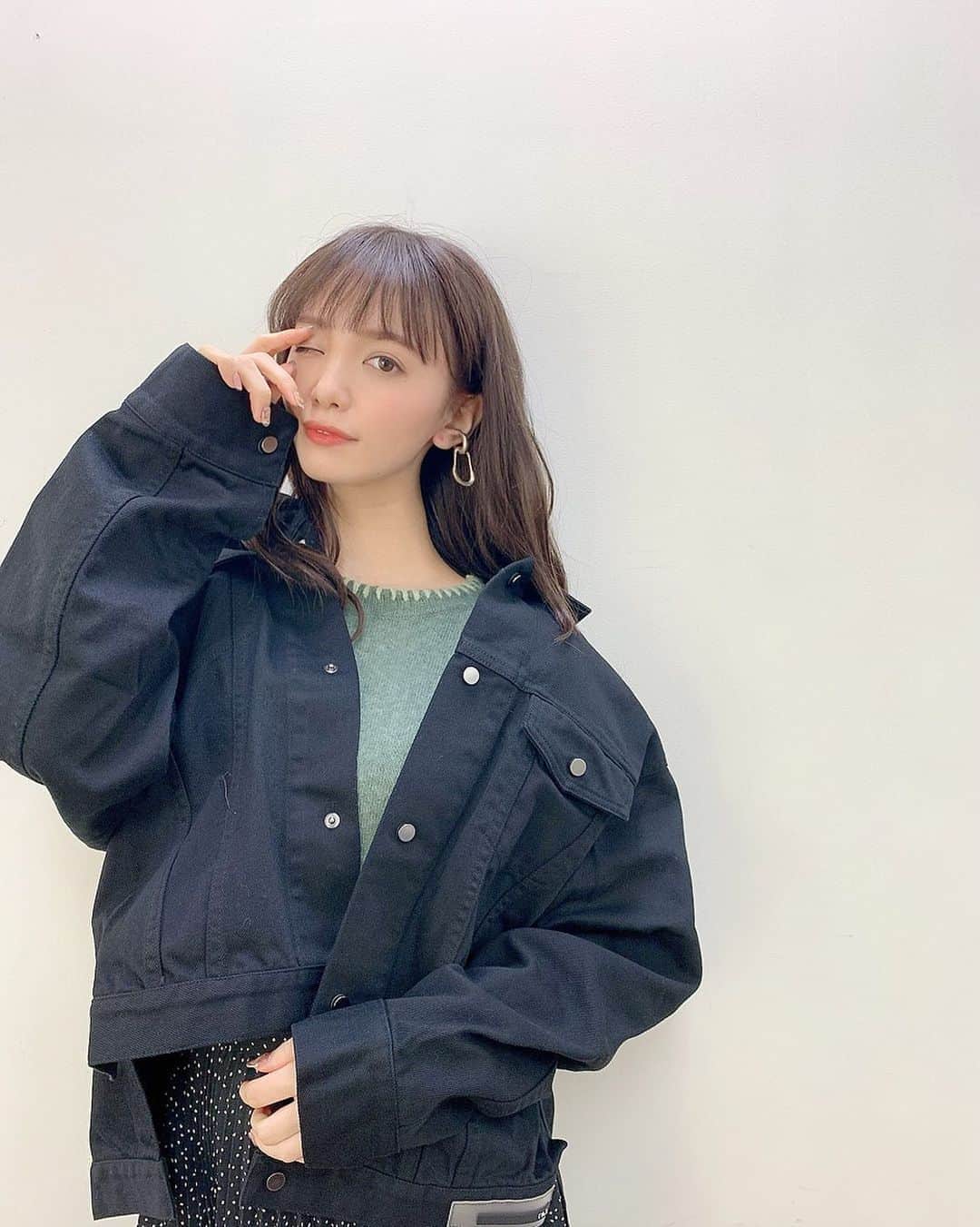 のインスタグラム：「. . 楽屋で撮ったよ😮 急に気温が下がってきて 寒がりな私は心が折れそうです。笑 皆さん台風気を付けましょうね！ . . #instagood #instalike #instalove #instapic  #followｍe #me #unknownjapan #outfit #山根千佳」