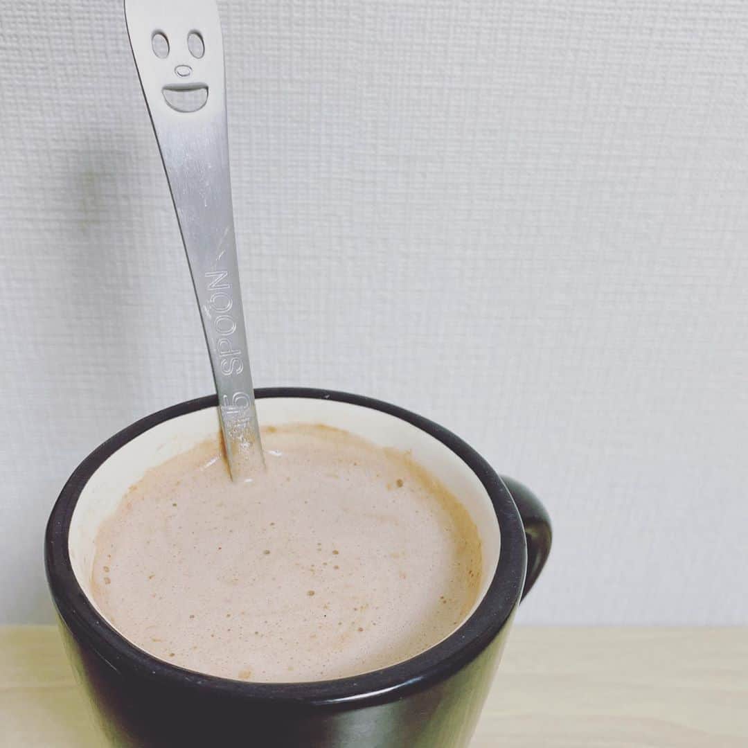 島袋美由利のインスタグラム：「.﻿ .﻿ 寒すぎるのでホットココアを解禁しました。﻿今日は無印良品のジンジャーココアを飲みました。 ほっとする〜。﻿ このまま冬になっちゃうのかなあ。﻿ みなさまあたたかくして寝てね。﻿ 台風来ているけど何事もありませんように。﻿ またね。﻿」