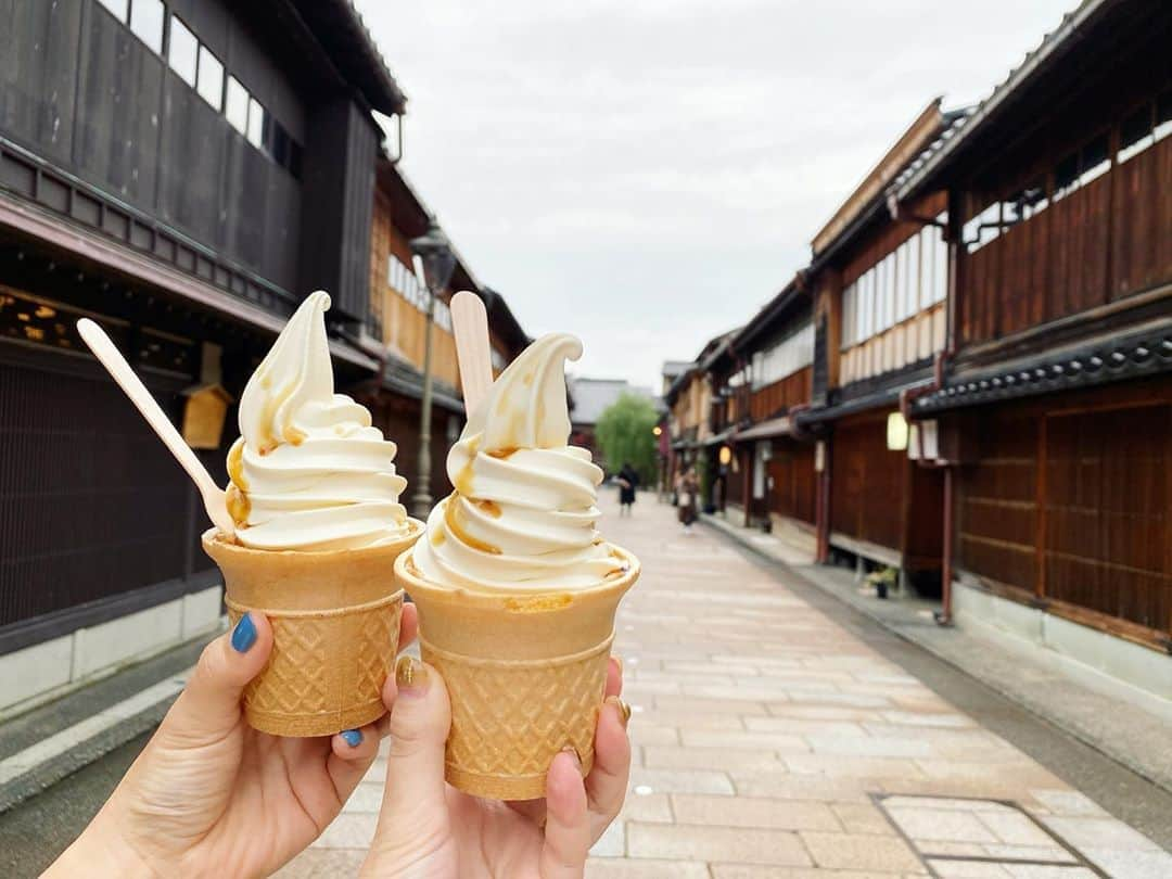 藤井明子さんのインスタグラム写真 - (藤井明子Instagram)「金沢楽しい♡ 東茶屋街の昼の景色も夜の景色も素敵すぎました！！  お昼には福光屋さんの酒粕ソフトクリーム、夜は十月亭さんで和食をいただきました。 どっちも最&高( ´ ▽ ` ) 心残りはたもんでパンケーキ食べたかった....  福光屋さんでめっちゃ良さそうなものをたんまりと買ってしまったのでまた投稿します( ´ ▽ ` )  明日も引き続き金沢巡りしまする！！  #後ろ姿シリーズ #こう見えて #この間とは違う白ワンピです #白ワンピ @todayful_  #女子旅 #金沢 #東茶屋街」10月9日 23時47分 - fujiko0207