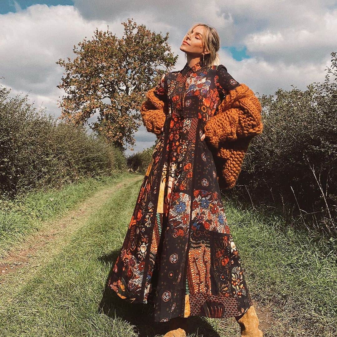 デシグアルのインスタグラム：「City and countryside. Day and night. Dressy and casual. This dress flows with your energy, wear it a 1000 ways, like @marylawlesslee」