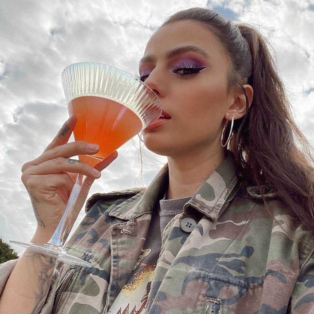 シェール・ロイドのインスタグラム：「🚨COMPETITION🚨 We’ve created five ONE DRINK AWAY cocktails (including one delicious non alcoholic mocktail) for you guys to try🍸🍸🍸 All the recipes will be posted to my stories - have a go at making your favourite and post a photo tagging me with #onedrinkaway. I’ll be posting my favourites and selecting 10 winners for a virtual meet & greet. Competition ends next Sunday. Please have fun and remember to always drink responsibly! #cherlytemple #boybyemaitai #bossymama #donttouchmemosa #suckersangria #onedrinkaway」
