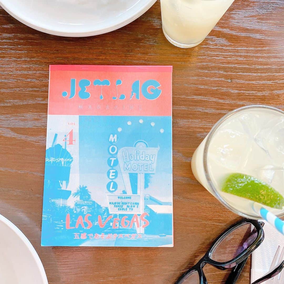 Sachiのインスタグラム：「大好きなお客様の旅magazineが Zineになりました🌏 想いがたくさん詰まった1冊です。 素敵だなぁ。 @jetlag_rin  . 連載はWeb magazine にてもご覧下さい。 @jetlag_mag  . 全てRinさんの足で出向き、体感した リアルmagazineです。 . 大人気のleather bagのデザインもされています。　@101010_leathers  . #girlpower#zin#magazine  #LA#USA#lasvegas#travel#trip  #goodtimes」