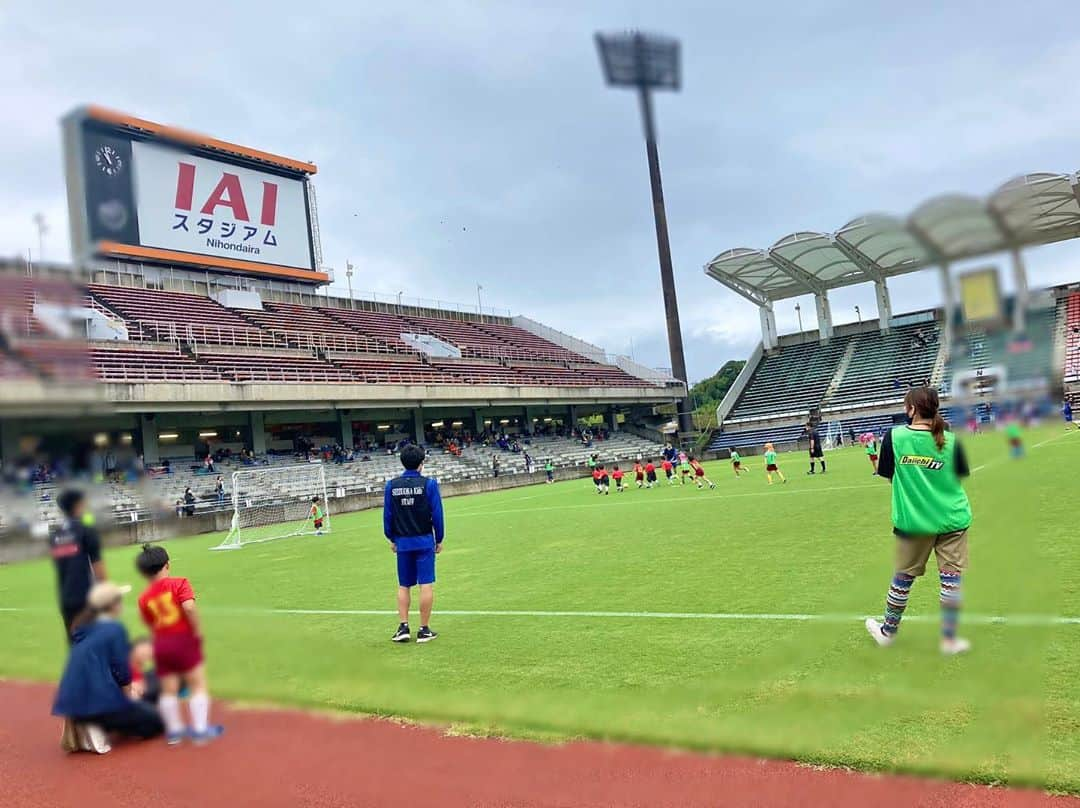 鳥越佳那さんのインスタグラム写真 - (鳥越佳那Instagram)「代表戦の次は...⚽️ 子どもたちの熱い戦いに注目です😊🔥  6歳以下の子どもたちがプレーする 『チャイルドサッカー大会』で、 2人のちびっこキッカーに密着してきました🏃‍♂️💨  そして！ 清水エスパルスの #立田悠悟 選手 #西澤健太 選手 からスペシャルミッションも⚽️！  子どもたちは ミッションをクリアして 本番で目標達成できたのでしょうか☺️✨  ⚽️ 【IAIPresents チャイルドサッカー 未来ストライカー】 ⚽️  10日(土) 午前10:30〜放送予定です！  最後まで元気にボールを追いかける子どもたちに パワーをもらえましたよ〜(*´-`) ぜひご覧ください😊  写真は とってもレアな🙊 #伊藤久朗アナ (番組P) #澤井アナ ✨  #チャイルドサッカー #アイスタ #清水エスパルス  #ナレーション は #キートン山田 さん」10月9日 23時57分 - kana_torigoe