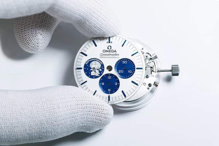 オメガさんのインスタグラム写真 - (オメガInstagram)「#Speedmaster / #Moonwatch Our watchmakers have gone above and beyond to create the newest Snoopy watch. See how the magic happens on both sides!」10月9日 23時59分 - omega