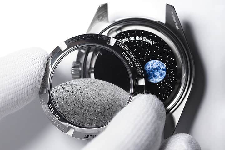 オメガさんのインスタグラム写真 - (オメガInstagram)「#Speedmaster / #Moonwatch Our watchmakers have gone above and beyond to create the newest Snoopy watch. See how the magic happens on both sides!」10月9日 23時59分 - omega