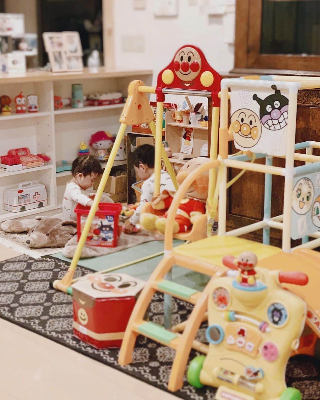 のインスタグラム：「It's their paradise👦🏻👶🏻💛🧸🏰✨ 帰省してあっという間に1週間。 実家の生活はというと、子供達はおもちゃ天国で朝から晩までせっせと遊び倒し、私は毎日パジャマで食べて寝の繰り返しで着々と肥えてきています🐽 仕事も打ち合わせもリモートで快適そのもの👩🏼‍💻☕️✨ 子供達が大好きなおばあちゃんと一緒で嬉しそうで、何より母が本当に幸せそうで、今回帰って良かったなと感じています。 (👨🏻だけが寂しそうですが笑)  今のところ全員体調も万全でひと安心。 台風が接近している地域の方、どうかお気をつけてください。  #実家ライフ #キッズスペース #年子 #3y1m #1y7m」