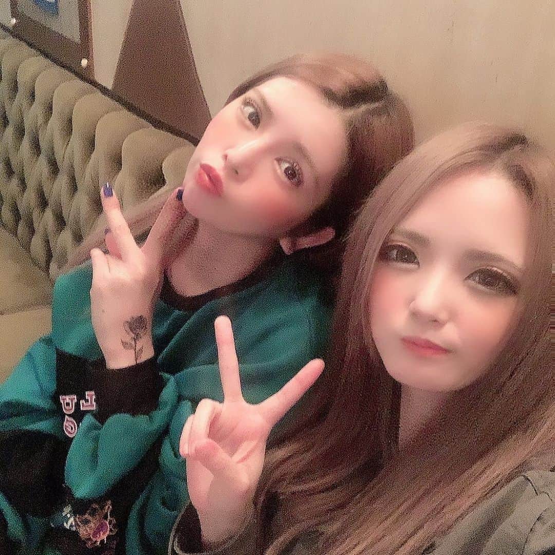 坂口杏里のインスタグラム：「坂口出勤したした♥️☝️ @kabuki_sea  金曜日ー！ 飲もう💕カラオケあるよ🤗 ライン交換、記念撮影 しましょーこ♥️☝️🥰 お待ちしてます😊  歌舞伎町2-14-8 メトロプラザ2ビル 3F  BAR  SEA 0362338484」