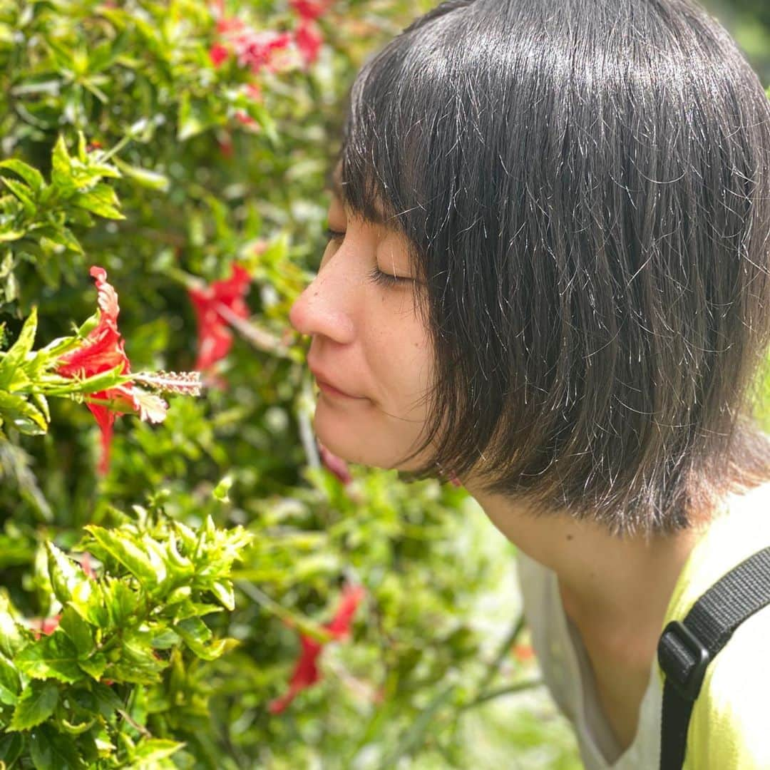 柊みずほさんのインスタグラム写真 - (柊みずほInstagram)「10月9日 . . . 花咲いてると とりあえず匂いかぎたくなるよね 雨降って金木犀の香りが 薄くなりましたなあ #道産子 #花 #つつじの花は #蜜を吸うためにある #シロツメクサも #アカツメクサも #いい匂いするやつは #だいたい蜜吸いたい #花の蜜吸わずに生きてきた人 #むしろいるんですか  #吸ったことない人はは #多分 #都会っ子すぎる #横顔 #俳優 #女優 #モデル #タレント #フォロワー募集中 #フォローミー」10月10日 0時01分 - hirg_mzh