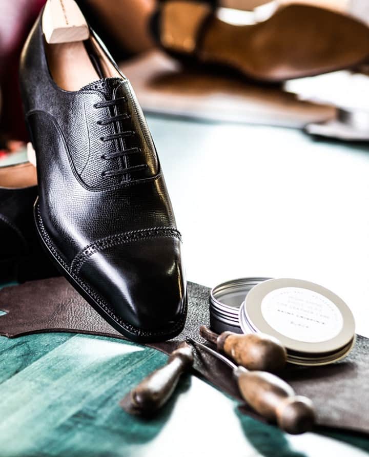 のインスタグラム：「Since our inception in 1985, we have been defined by our innovative spirit & fine artisanship - With an output of approximately 1.500 pairs per year we are on the smaller side of shoe manufacturing.⠀⠀⠀⠀⠀⠀⠀⠀⠀ ⠀⠀⠀⠀⠀⠀⠀⠀⠀ But to make more pairs would upset the balance in our universe of quality and therefore part of our work is to protect our brand from the often overzealous market.⠀⠀⠀⠀⠀⠀⠀⠀⠀ ⠀⠀⠀⠀⠀⠀⠀⠀⠀ #mysaintcrispins #saintcrispins #handweltedshoes #masculinity #forgentlemenonly #handwelted #forthediscerningfew #shoeporn #handmade #handmadeshoes」