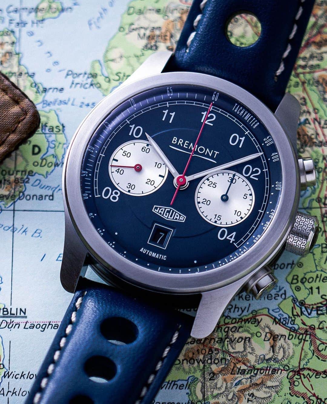 のインスタグラム：「Which are your top classic British brands?⁠⠀ ⁠⠀ As with Jaguar, Bremont's well respected heritage in making precise and beautiful timepieces is clearly evident in the precision and attention to detail displayed in the Bremont @Jaguar D-type, a watch in homage to the @jaguar.classic car of the same name.⁠⠀ ⁠⠀ Tap to discover the Bremont D-type.⁠⠀ ⁠⠀ 📷@acejewelers⁠⠀ ⁠⠀ #bremont #bremontwatches #jaguar #dtype #etype #lemans #classicracing #racingheritage #britishracing #drivingwatch #luxurycar #luxurywatch #motorsport #speed #racecar #britishengineering」