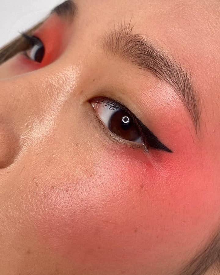 MAKE UP FOR EVER OFFICIALさんのインスタグラム写真 - (MAKE UP FOR EVER OFFICIALInstagram)「Close-up! ⁣ ⁣ For Makeup Artist @bellemorganmade getting the perfect look is all about breaking the rules. She used #ArtistColorShadow in shade M742 to drape a blush-like effect around the eye. ⁣ _⁣ ⁣ Model: @vanessayou⁣ _⁣ ⁣ #ArtistColorShadow⁣ #makeupforever⁣」10月10日 0時02分 - makeupforever