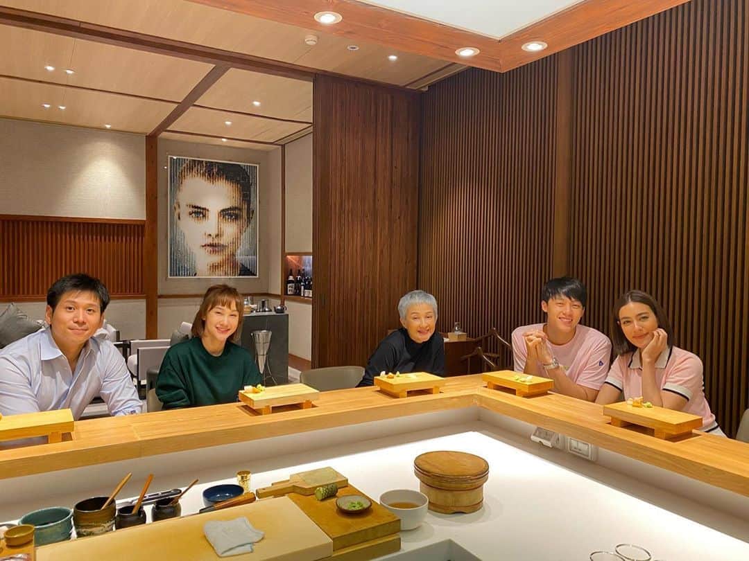 キンバリー・アン・ウォーテマス・ティアムシリのインスタグラム：「Thank you for having us naka it was sooo gooood!! 🧡🍣 @tenkobangkok」