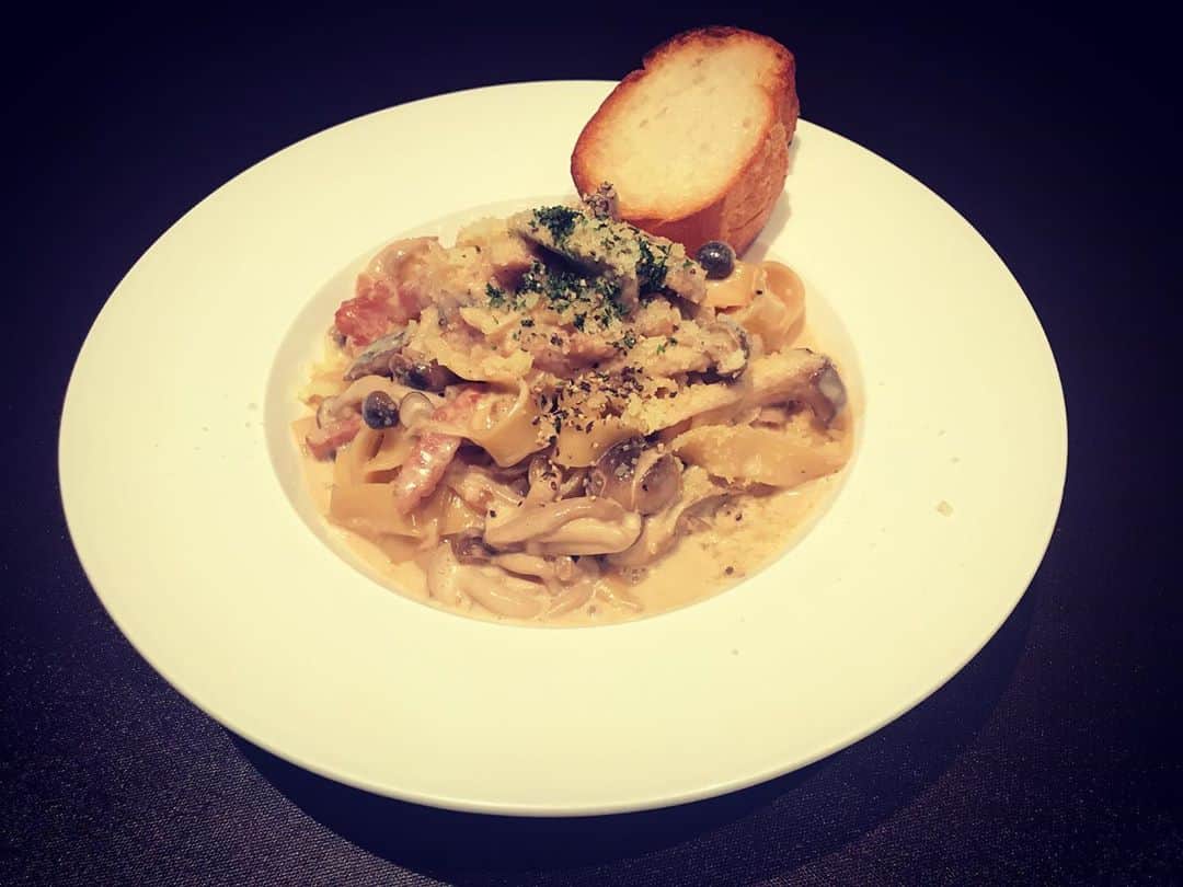 魚金さんのインスタグラム写真 - (魚金Instagram)「銀座ピッコロ @piccolouokin_ginza のオススメ秋パスタ🍄 『ポルチーニと色々キノコのタリアテッレ』 めちゃめちゃめちゃめちゃ美味しいです♡ これは、全人類に食べて欲しい。イタリア人もボーノ連発ですよ。 #uokin #pasta #italianfood #procini #piccolo #piccolina #bono #パスタ #銀座 #銀座グルメ」10月10日 0時04分 - uokin_koho
