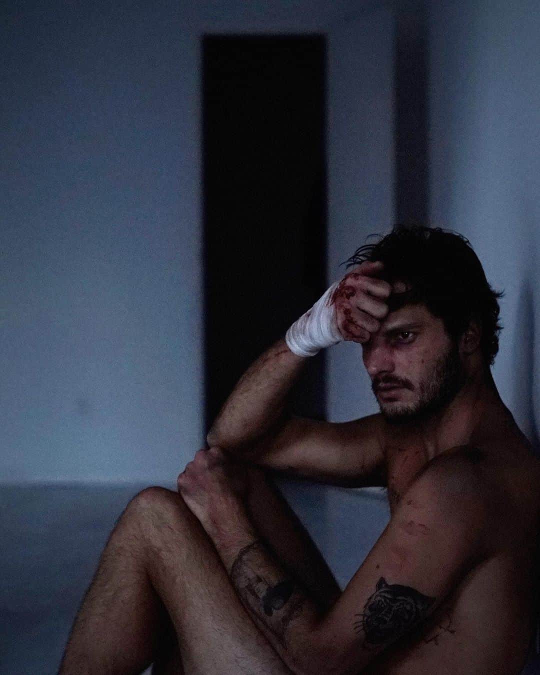 カーター・スミスのインスタグラム：「9 OF 31 / 31DAYSOF @all_the_dead_boys - To pay my NYC rent I worked with a model scout convention shooting their hopefuls. It was the kind of company that told EVERYONE they had potential. And if they just attended the upcoming convention with some recent pictures (that’s where I came in) they just might be discovered. . I hit the road with a hair and makeup artist and we shot up to fifteen people a day. Two looks each. In and out in 45 minutes. All whipped up out of a Fairfield Inn motel room. . (We only stayed at Fairfield Inns because they were built from a pinkish faux stucco that worked great as a backdrop) . It was like photography bootcamp. . I had to find something beautiful about each and every one of them. And I had 36 frames about 12 minutes to do it. . Most of these people would never become models. . But they did get great pictures for a very fair price. . (We were less expensive than Glamourshots which was usually their other option) . And I learned how to take a good picture of pretty much anyone. . How to help them feel at ease in front of camera . After one of our “Corn Tours” I’d head back to NYC and pay my rent for a good 6 months. . But I wanted to shoot “real” models. For “real” magazines. . So I moved to Athens, Greece. . Carter . 9 OF 31 CHASE for 31 DAYS OF @all_the_dead_boys」