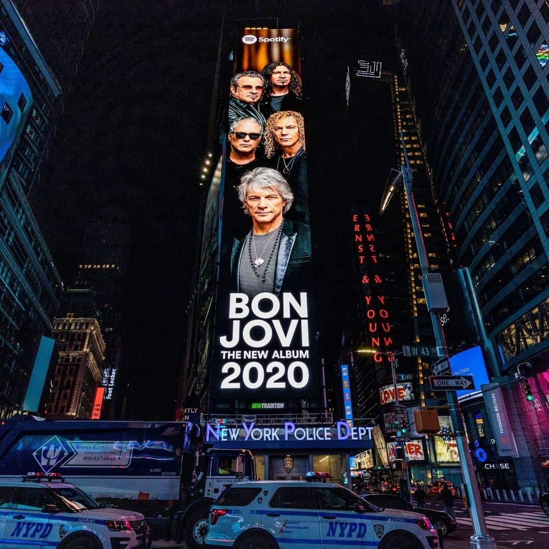 Bon Joviさんのインスタグラム写真 - (Bon JoviInstagram)「We're in Times Square! Thanks for all your support @spotify! Listen to 2020 (Deluxe) this weekend, which includes the bonus tracks Shine, Luv Can, and Do What You Can w/ @jennifernettles」10月10日 0時09分 - bonjovi