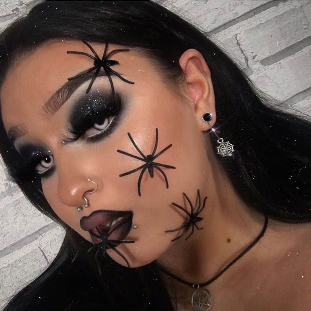 Jeffree Star Cosmeticsさんのインスタグラム写真 - (Jeffree Star CosmeticsInstagram)「Spider Queen 🕷🖤 @themakeupwitch created this look using our #CREMATED eyeshadow palette, our #SkinFrost in the shade Ice Cold & #velourliquidlipstick shades Weirdo & Mannequin🌟 #jeffreestarcosmetics」10月10日 0時11分 - jeffreestarcosmetics