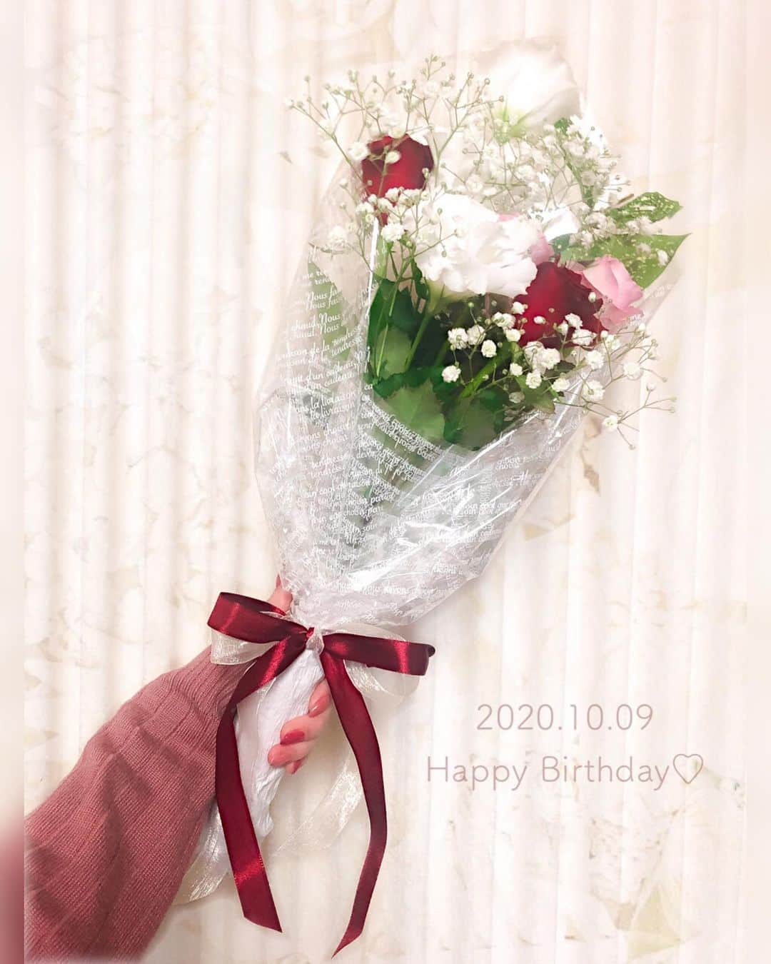 山本ゆうりのインスタグラム：「10月9日♡ お母さんの誕生日だったので初めて自分でブーケ作ってみました💐  私が大好きなお花 ☑︎ バラ ☑︎ トルコキキョウ ☑︎ かすみ草 を入れてみました🥰🌷  初めてにしては満足の仕上がり！！ 喜んでもらえたので私もハッピー( *´꒳`* )♡」