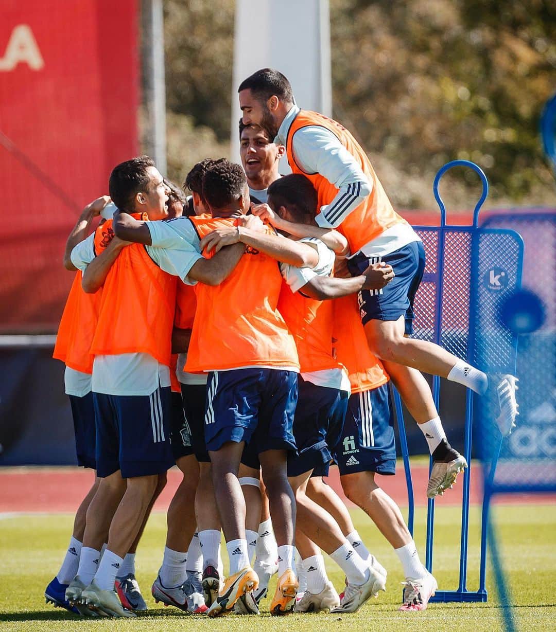 ミケル・メリノのインスタグラム：「Juntos preparados para mañana! ⚽️💪🏽 Together ready for tomorrow! ⚽️💪🏽 @sefutbol #nationsleague」