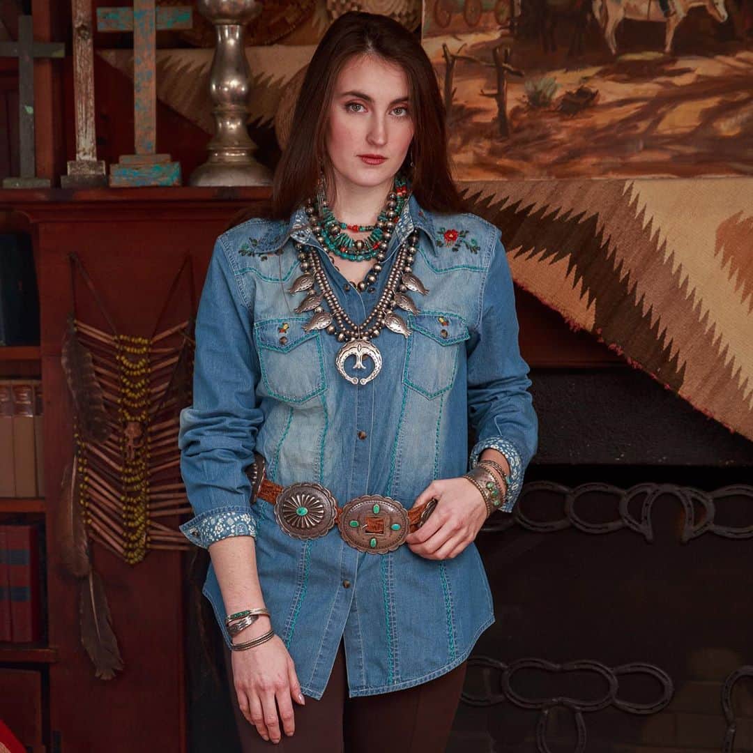 ターシャポリッツィのインスタグラム：「Everyone needs the perfect denim shirt, and this Fall that’s our Lucky Shirt. Washed denim with the sweetest floral embroidery. 🌺 #tashapolizzi #theperfectshirt #denimdreams #fallfashion」