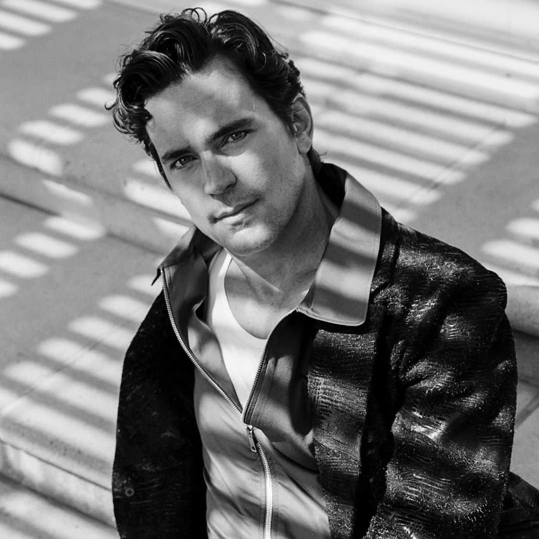 マット・ボマーのインスタグラム：「One of the highlights of working on The Boys in the Band was getting to know the legendary William Friedkin, who directed the original film (and The French Connection, The Exorcist, To Live and Die in LA- the list goes on). We had lunch before we started rehearsals on the play, and he was so generous of spirit in sharing his insight into the piece, the time period, Mart Crowley, and the brilliant original cast. This conversation for @interviewmag was the perfect bookend to the experience for me. Bill is one of the nicest people I’ve met in the business of show. Link to our conversation about The Boys in the Band then and now is in my bio. The Boys in the Band is now streaming on @netflix. 📸: @richgreens Styling: @warrenalfiebaker grooming: @joannapford.」