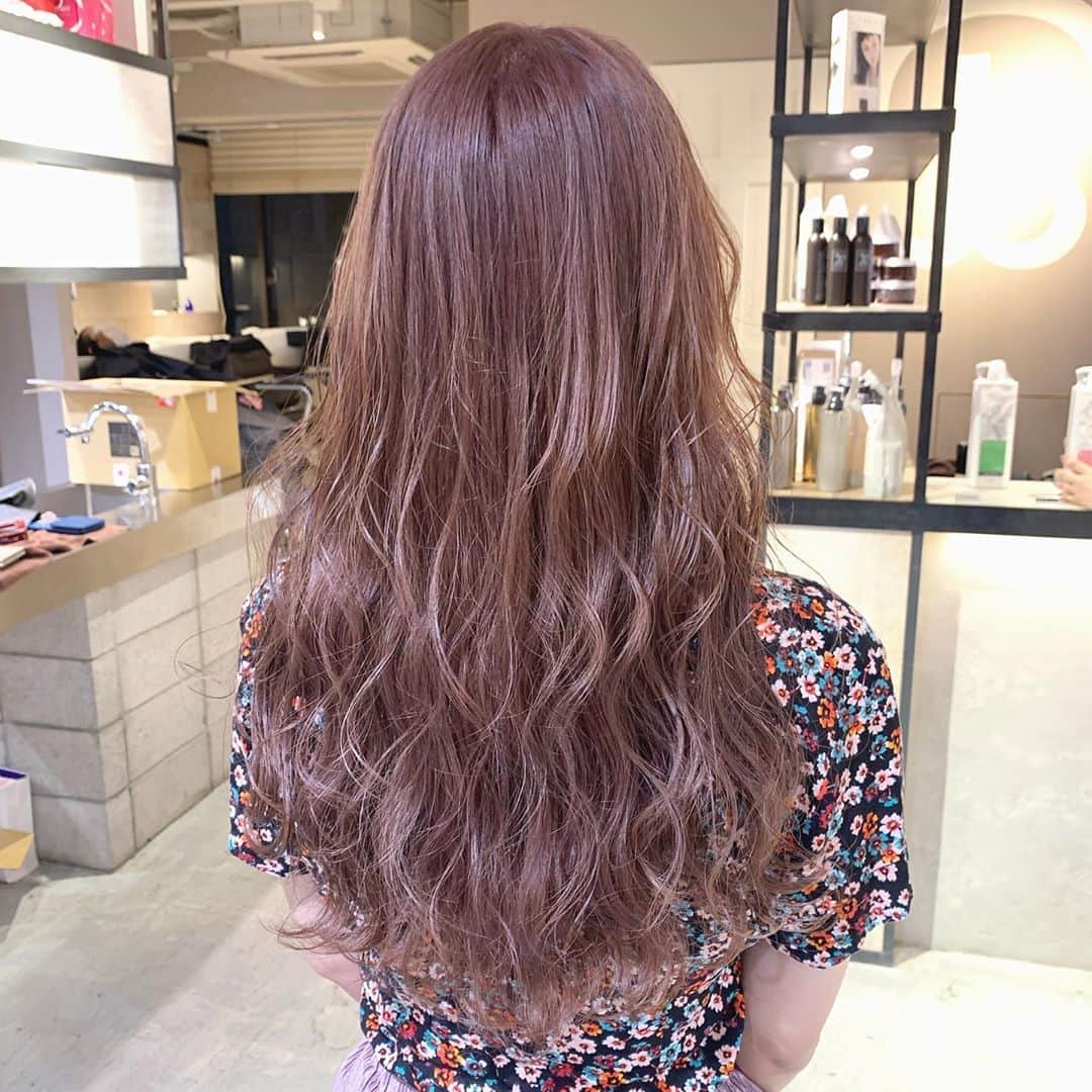 Beleza_official_instagramのインスタグラム：「【ロングのミルクティー一番かわいい】﻿ ﻿ ブリーチ1〜2回で作れます😘﻿ ﻿ ﻿ 【ご予約】﻿ ﻿ プロフィールのリンクに飛べば﻿ ホットペッパーから簡単にご予約可能です❤️﻿ ﻿ ﻿ 【料金】﻿ ﻿ カット ¥3.000〜﻿ カット + カラー + トリートメント ¥6.500〜﻿ カット + ダブルカラー + トリートメント ¥14.000〜﻿ カット + ハイブリーチ + トリートメント ¥20.000〜﻿ etc…﻿ ﻿ ご新規様限定で特別料金クーポンご用意しております🥰﻿ 一度URLから料金をご覧ください！﻿ ﻿ 【営業時間】﻿ ﻿ ﻿ 平日 土曜　10:00〜22:00﻿ 日曜 祝日　10:00〜21:00﻿ ﻿ ﻿ 【場所】﻿ ﻿ 〒150-0001 東京都渋谷区神宮前6−19−14 ハッピービル9F﻿ ﻿ ﻿ 【店舗電話】﻿ 03-6450-5133  #ヘアカラー #髪色 #ダブルカラー #ハイブリーチ #ハイトーンカラー #ブリーチ #ブリーチカラー #ミルクティーカラー #ミルクティーベージュ #ミルクティーベージュカラー #グレージュ #ミルクティーアッシュ #ホワイトベージュ #アッシュグレー #ハイトーンヘア #ハイトーンヘアー #ピンクベージュ #ベージュカラー #ブロンド #ハイトーン #ブリーチなしカラー #美容学生 #ホワイトブロンド #ブリーチなしミルクティー #ミルクティーグレージュ #インナーカラー #いいね返し #美容学生と繋がりたい #渋谷横丁 #twice好きな人と繋がりたい」