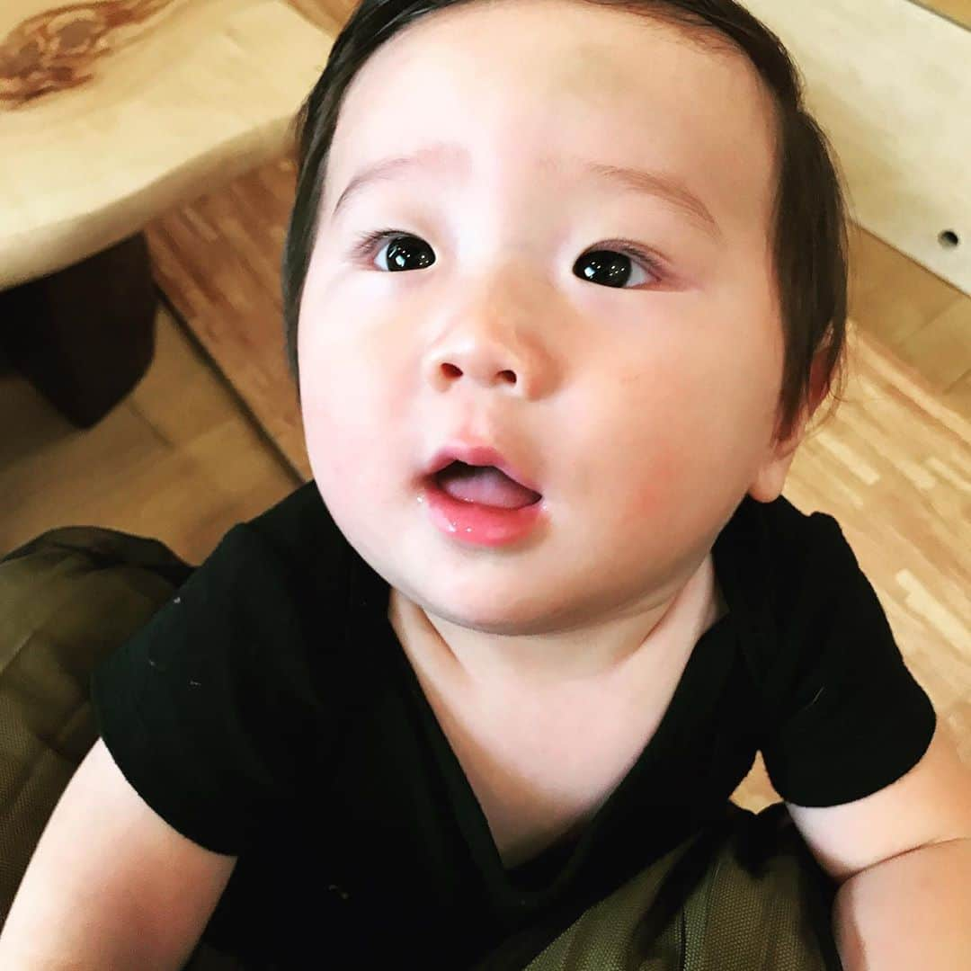 生尾佳子さんのインスタグラム写真 - (生尾佳子Instagram)「汀くん1歳おめでとう🎂 早いなぁ〜気強いなぁ〜体柔らかいなぁ〜動き回るなぁ〜昼寝しないなぁ〜激しいなぁ〜 愛すべき前髪クネ男💕 これからも人生楽しませてね🙌🏻 #10月8日生まれ #次男　#1歳  #気付くと育っている　#めまぐるしい日々 #誕生日」10月10日 0時32分 - yotikoikuo