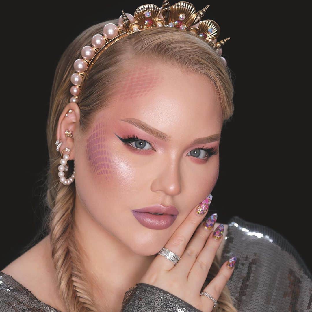 Maybelline New Yorkさんのインスタグラム写真 - (Maybelline New YorkInstagram)「Isn’t @nikkietutorials the prettiest mermaid you’ve ever seen? 😍🧜🏻‍♀️ Try this look for #halloween using our #citykits pink edge palette, #superstayfoundation liquid in 105 and #superstaymatteink in ‘philosopher’ and ‘dreamer’. For a tutorial go to, youtube.com/maybellinenewyork. Head to your nearest retailer to see Nikkie’s halloween looks on display! #mnyitlook #mnyhalloween #maybellinepartner」10月10日 0時25分 - maybelline