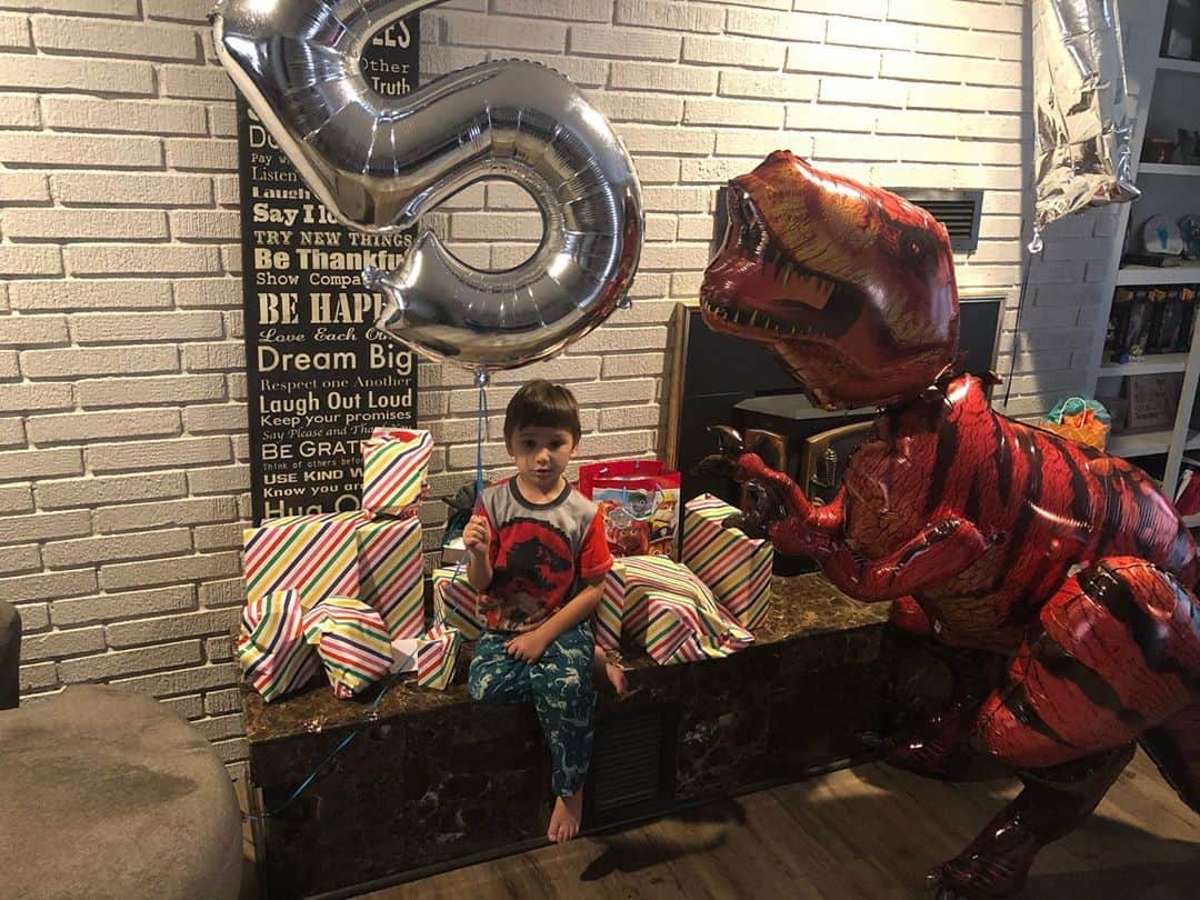 ニック・ジャクソンのインスタグラム：「Happy birthday to my son Gregory! Can’t believe you’re already 5 years old buddy. Glad I’m home and able to spend the special day with you. Love ya so much!」