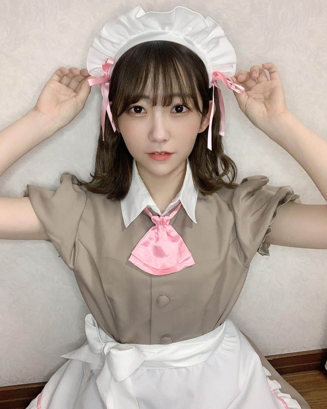 夏川愛実のインスタグラム：「﻿ ﻿ ずっとインスタあげてなかった、、﻿ 気づけば秋🍂﻿ ﻿ 茶色がおちつく☺️﻿ ﻿ ﻿ #メイド#メイドコスプレ#安定#茶色﻿ #ベージュコーデ#ハロウィンコスプレ#コスプレ﻿ ﻿」