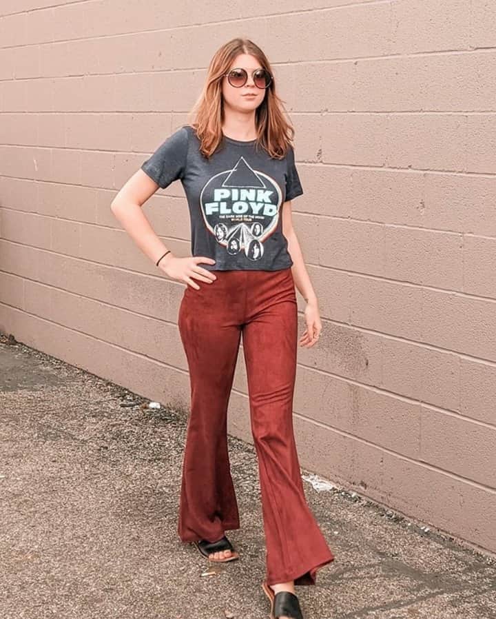 チェイサーのインスタグラム：「Walking into the weekend like... 🎉😎🥂✌🏼💞 @mainstreamnorthcarolina #chaserbrand #pinkfloyd #weekendvibes #weekendmood #graphictee #bandtee」