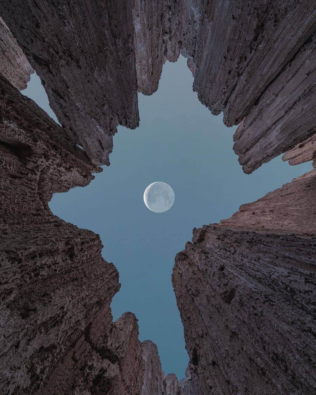 Discover Earthさんのインスタグラム写真 - (Discover EarthInstagram)「When was the last time you saw the moon? 🇺🇸 #discoverUSA with @spencerwelling  #nevada #cathedral #moon」10月10日 0時30分 - discoverearth