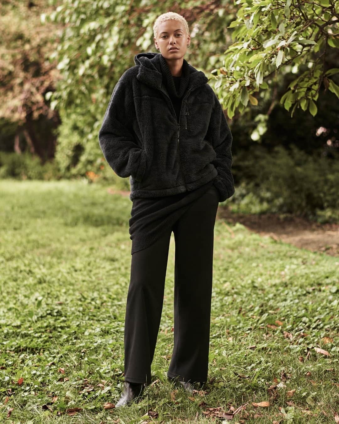 UNIQLO UKのインスタグラム：「Dressing head-to-toe in black doesn't have to be boring.  #Uniqlo #LifeWear #UniqloLifeWear」