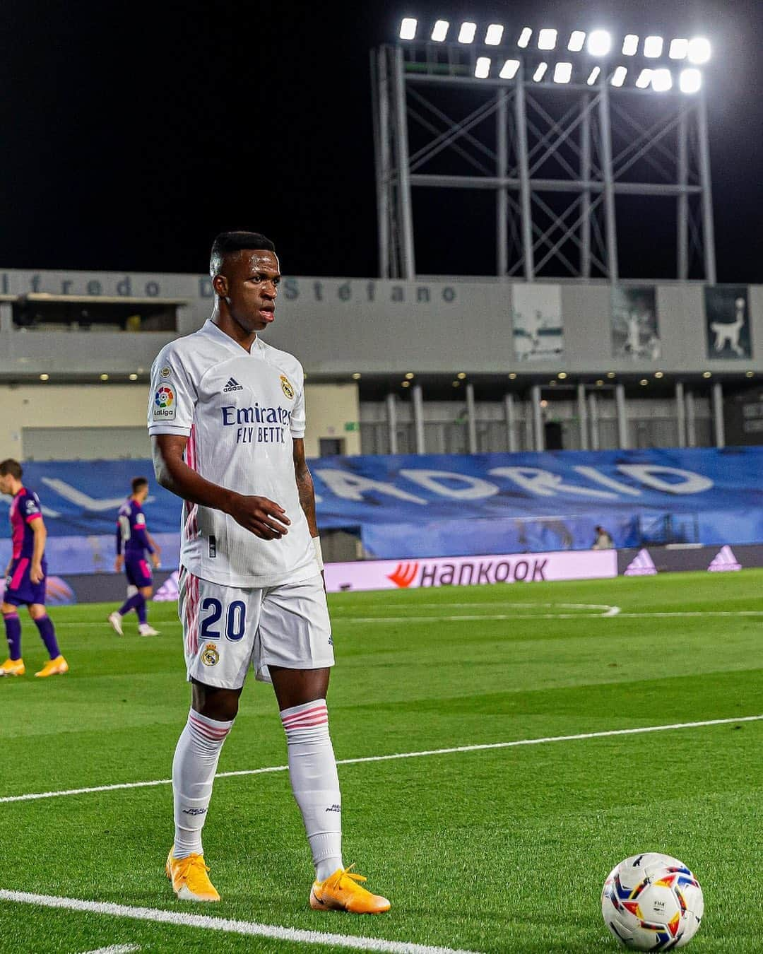 LFPさんのインスタグラム写真 - (LFPInstagram)「S H I N E, V I N I  J R.! 🌟  @vinijr brilla en el @realmadrid... 🌟  #Vinicius #RealMadrid #LaLigaSantander #LaLiga #YouHaveToLiveIt #HayQueVivirla」10月10日 0時30分 - laliga