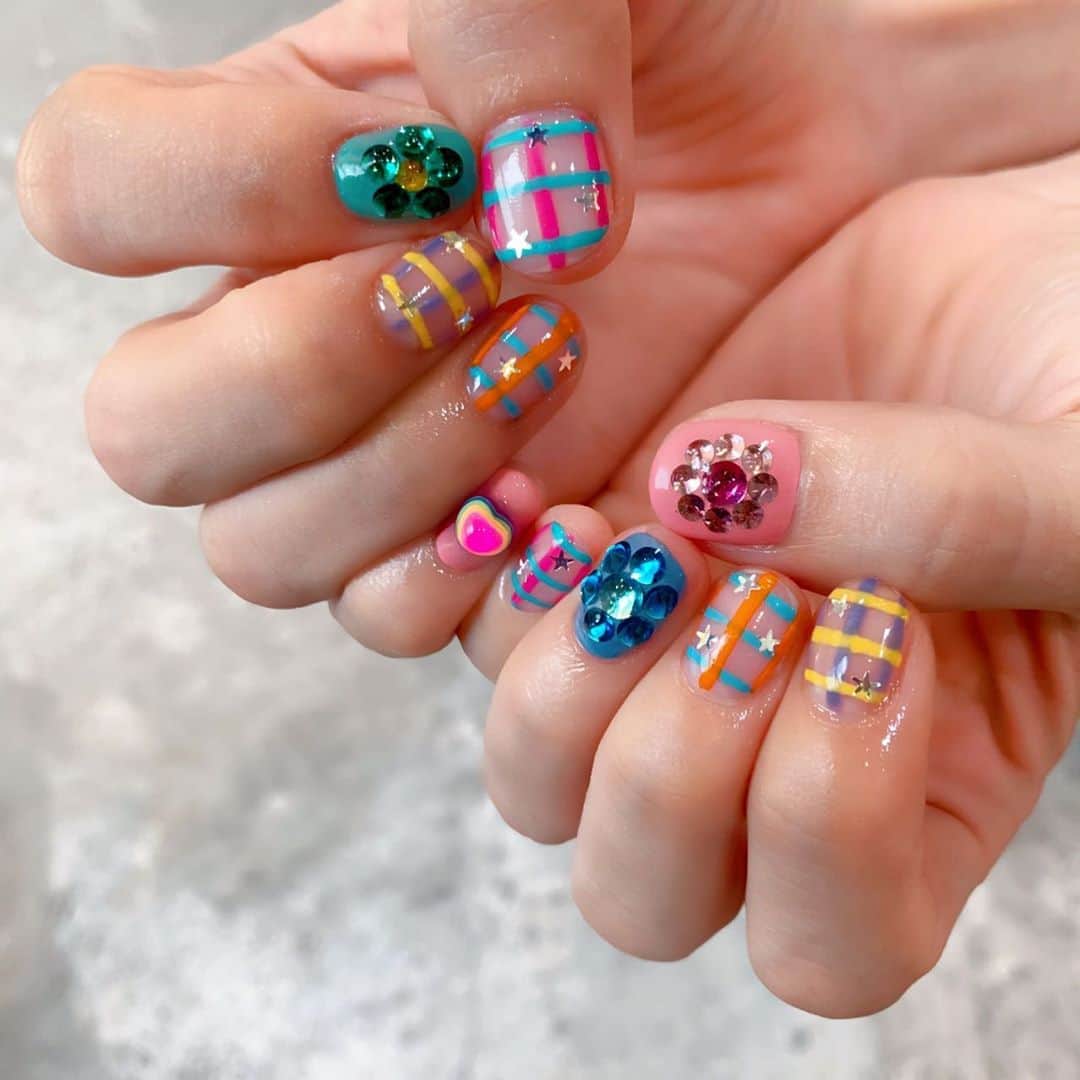 ぱいぱいでか美のインスタグラム：「カラフルにしつつちょっとレトロに秋ネイル❤︎ ꙳ #nail #lovl #lovlnail #渋谷 ꙳ いつも通りLovlでネイルしてきましたー☻ ワンカラーの色味をちょっとレトロな燻んだ色にしつつ ポップさ維持したいのでキラッキラのお花作ってもらい、 秋と言えばのチェックもカラフルにしつつ それだけじゃ物足りず星のホロまで載せてもらった✌︎ 爪は見てテンションあがりたいから 年がら年中派手でいたいですね〜〜〜〜！フォ〜〜〜！ そして何気にチェックの配色は やまもも💚💖おぜちぃ💙🧡やなふな💜💛 になってます。笑 ワンカラーも今月は山木さんのお誕生月だから緑から選んで ピンク→道重さん/ももち、ブルー→石田さん 的な周辺人物の裏テーマがあります❤︎笑 こういうの考えてるときが一番楽しい。」
