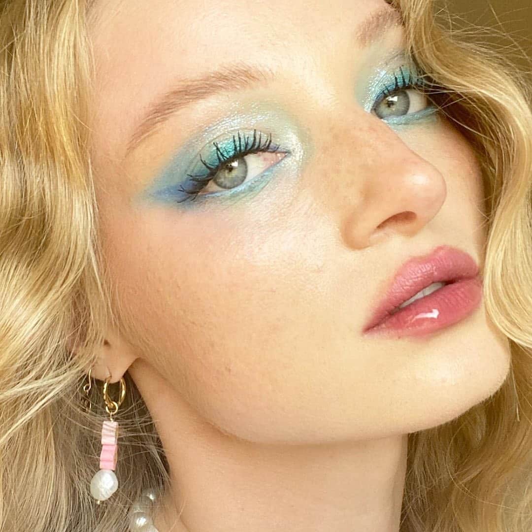 Revlonさんのインスタグラム写真 - (RevlonInstagram)「Make the most of the blues with ethereal aqua shimmer and a softened cobalt wing 💙 @walker_ash whipped out #RevlonxWW84 Face & Eye Palette and #ColorStay Eyeliner in Teal (210) for this one.  Oh! And those plump, glossy lips? Try layering a touch of #KissCushion Lip Tint in Chocolate Pop (280) under #SuperLustrous The Gloss in Crystal Clear (200)」10月10日 0時34分 - revlon