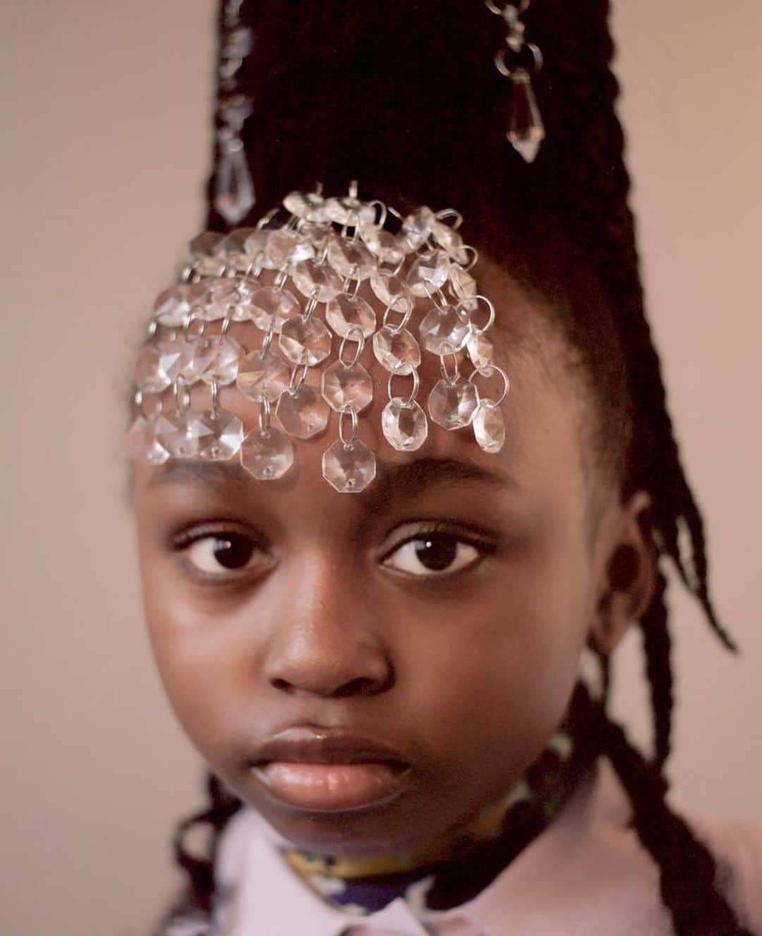 ルー・ティーズデールのインスタグラム：「Going on IG LIVE IN 10! Hi I’m kimora @officialkimorauniverse and I’m  10 years old! I will be taking over Lou IG with my sisters @officialjadene and @chanellygirl for black history month for #sharethemicuk swipe to find out More about me!  Here is some of my modelling pictures with my agency @kidslondon , YouTube called -kimoras universe , and modelling for my mums amazing shampoo @debonairehairsystems 💜💜」
