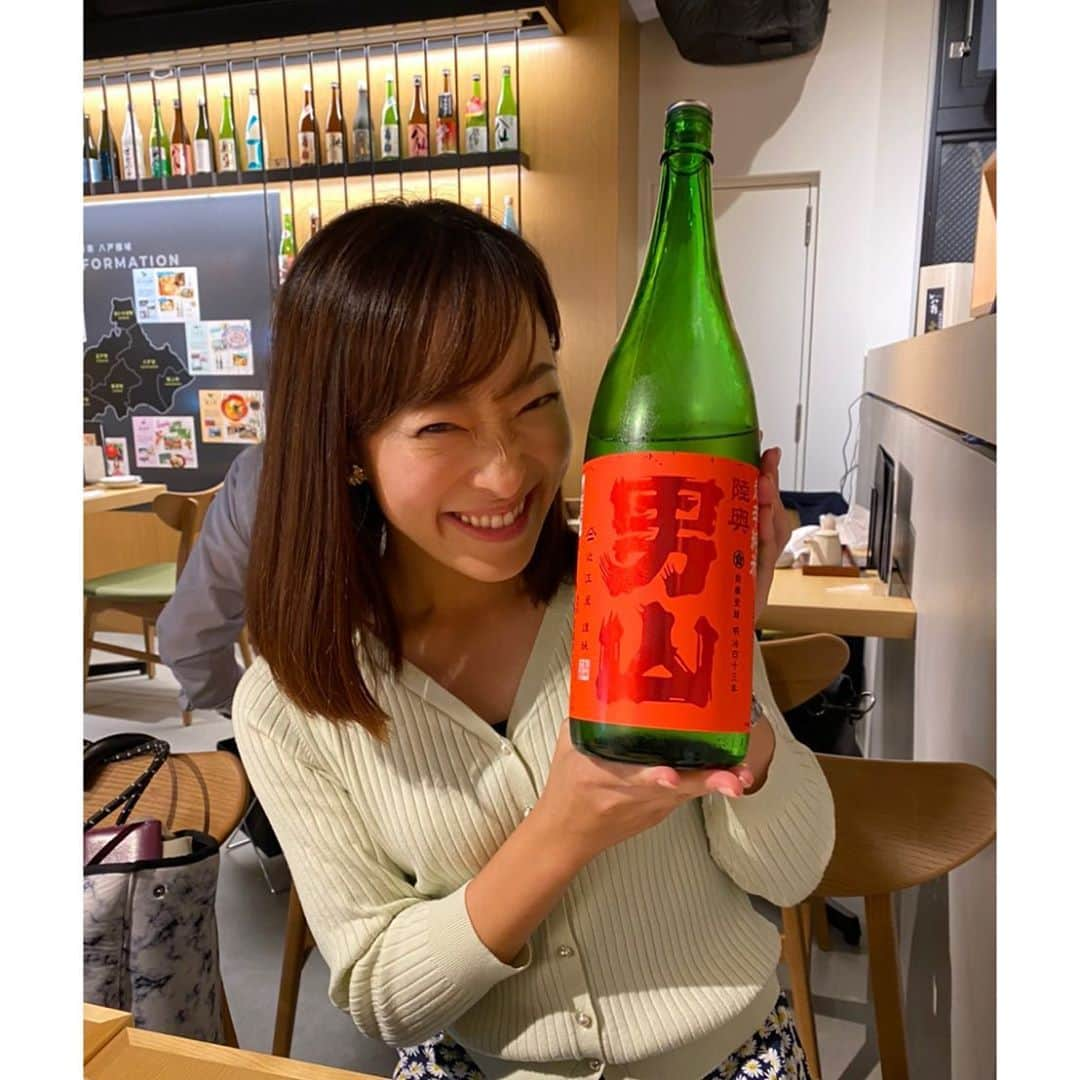 落合由佳さんのインスタグラム写真 - (落合由佳Instagram)「. 先日は、日本酒の日にオンラインイベント、ありがとうございました😆🍶💓 新スポットに行ってきました✨ 関東に戻ってきたはずなのに、店内は、ここは青森？と思うほど南部文化に溢れてましたよ☺️ 日比谷okuroji、他にも気になるお店ばかりー！！🌟 . #日本酒 #日本酒女子  #東京 #新橋グルメ #日比谷okuroji  #八戸都市圏交流プラザ  #8base #エイトベース #八戸市 #三戸町 #五戸町 #田子町 #南部町 #階上町 #新郷村 #おいらせ町 #あおもりの地酒アンバサダー #第一号 #落合由佳」10月10日 0時35分 - yuka.ocha