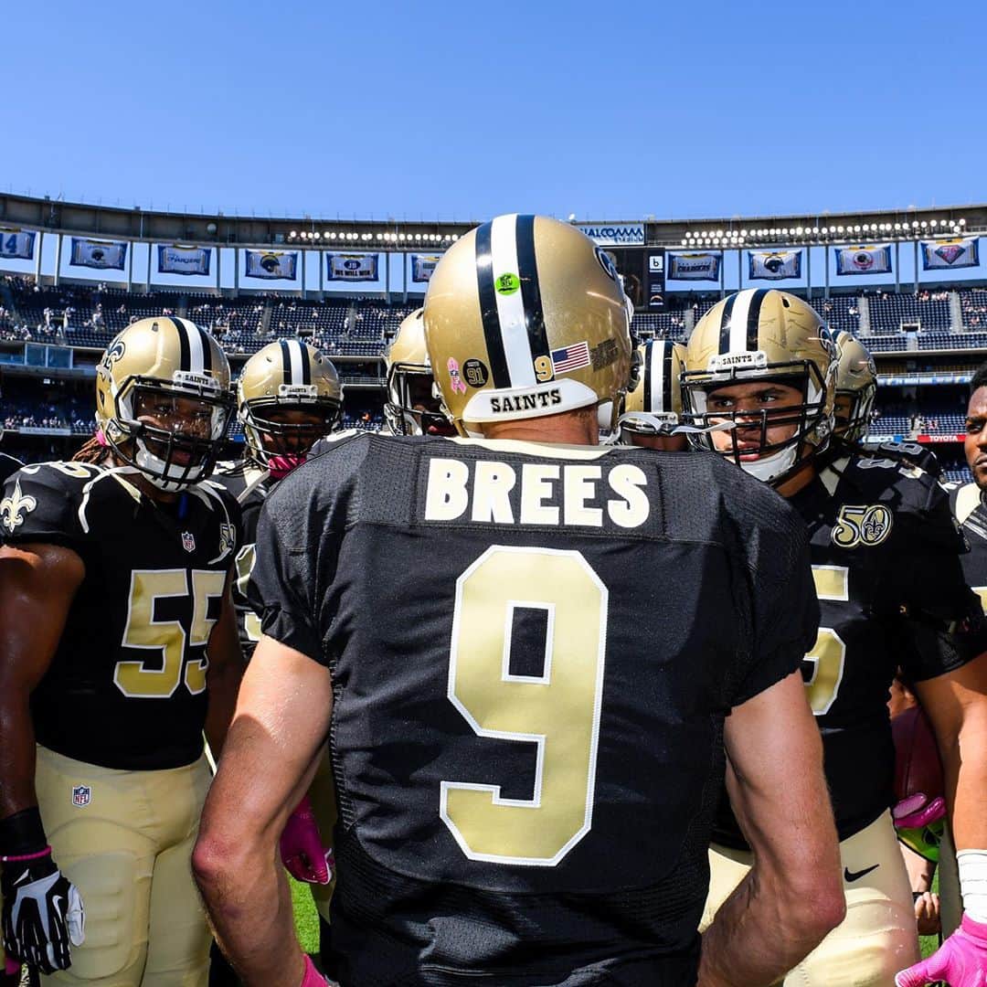ニューオーリンズ・セインツさんのインスタグラム写真 - (ニューオーリンズ・セインツInstagram)「Drew Brees' emotional pregame huddle in his first game at San Diego as Saints QB back in 2016 ⚜️   #LACvsNO  #FlashbackFriday」10月10日 0時36分 - saints
