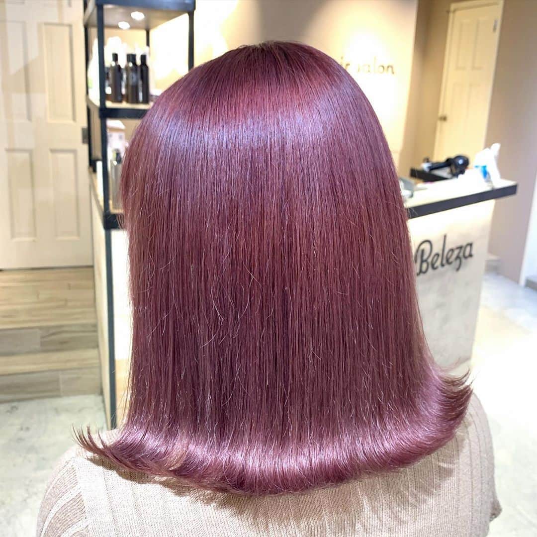 Beleza_official_instagramのインスタグラム：「【ピンクラベンダー】﻿ ﻿ ブリーチ1〜2回で作れます😘﻿ ﻿ ﻿ 【ご予約】﻿ ﻿ プロフィールのリンクに飛べば﻿ ホットペッパーから簡単にご予約可能です❤️﻿ ﻿ ﻿ 【料金】﻿ ﻿ カット ¥3.000〜﻿ カット + カラー + トリートメント ¥6.500〜﻿ カット + ダブルカラー + トリートメント ¥14.000〜﻿ カット + ハイブリーチ + トリートメント ¥20.000〜﻿ etc…﻿ ﻿ ご新規様限定で特別料金クーポンご用意しております🥰﻿ 一度URLから料金をご覧ください！﻿ ﻿ 【営業時間】﻿ ﻿ ﻿ 平日 土曜　10:00〜22:00﻿ 日曜 祝日　10:00〜21:00﻿ ﻿ ﻿ 【場所】﻿ ﻿ 〒150-0001 東京都渋谷区神宮前6−19−14 ハッピービル9F﻿ ﻿ ﻿ 【店舗電話】﻿ 03-6450-5133  #ヘアカラー #髪色 #ダブルカラー #ハイブリーチ #ハイトーンカラー #ブリーチ #ブリーチカラー #ミルクティーカラー #ミルクティーベージュ #ミルクティーベージュカラー #グレージュ #ミルクティーアッシュ #ホワイトベージュ #アッシュグレー #ハイトーンヘア #ハイトーンヘアー #ピンクベージュ #ベージュカラー #ブロンド #ハイトーン #ブリーチなしカラー #美容学生 #ホワイトブロンド #ブリーチなしミルクティー #ミルクティーグレージュ #インナーカラー #いいね返し #美容学生と繋がりたい #渋谷横丁 #twice好きな人と繋がりたい」