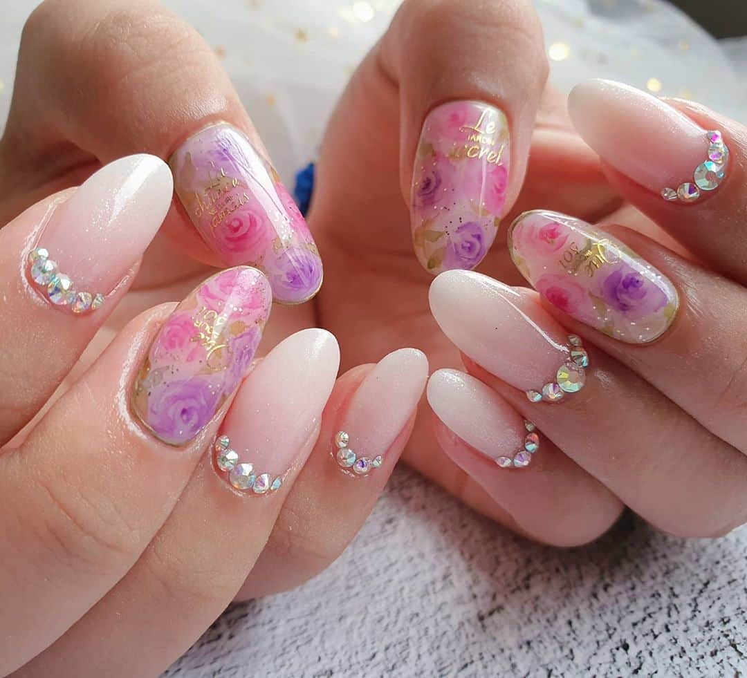 Yingさんのインスタグラム写真 - (YingInstagram)「Watercolour florals paired with smooth white ombre x crystals 😍 Base colour is PREGEL Pale White for the watercolour nails and PREGEL Tulle Coral for the ombre nails. Ombre done with PREGEL Base White and Shine Effect, and PREGEL MUSE M021. Items can be purchased at @nailwonderlandsg 🤗 . . . 🛒 www.nailwonderland.com⁣⁣ 📍20A Penhas Road, Singapore 208184⁣⁣ (5 minutes walk from Lavender MRT)⁣⁣ .  I am currently only able to take bookings from my existing pool of customers. If I have slots available for new customers, I will post them on my IG stories. Thank you to everyone who likes my work 🙏 if you need your nails done, please consider booking other artists at @thenailartelier instead ❤  #ネイルデザイン  #ネイルアート #ネイル #ジェルネイル #nailart #네일아트 #pregel #プリジェル #nails #gelnails #sgnails」10月10日 0時38分 - nailartexpress