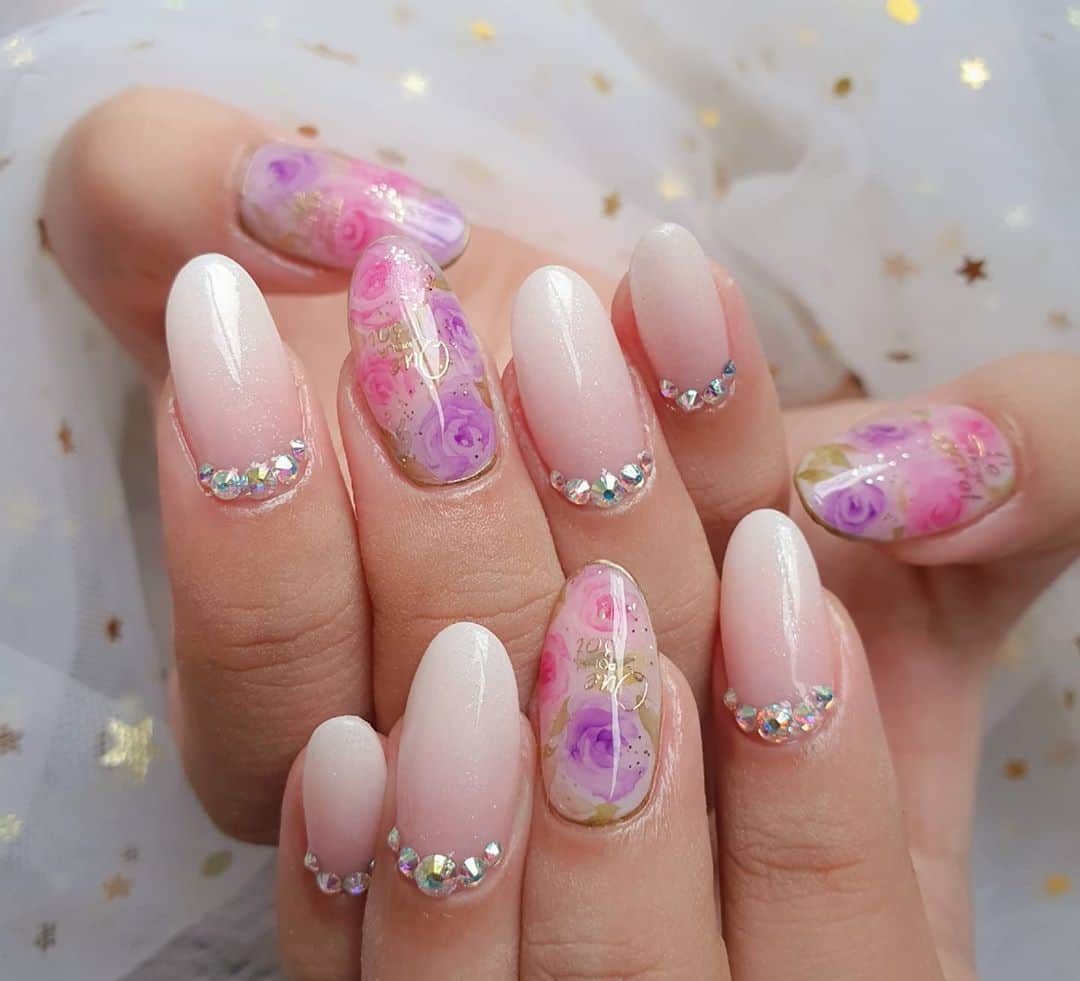 Yingさんのインスタグラム写真 - (YingInstagram)「Watercolour florals paired with smooth white ombre x crystals 😍 Base colour is PREGEL Pale White for the watercolour nails and PREGEL Tulle Coral for the ombre nails. Ombre done with PREGEL Base White and Shine Effect, and PREGEL MUSE M021. Items can be purchased at @nailwonderlandsg 🤗 . . . 🛒 www.nailwonderland.com⁣⁣ 📍20A Penhas Road, Singapore 208184⁣⁣ (5 minutes walk from Lavender MRT)⁣⁣ .  I am currently only able to take bookings from my existing pool of customers. If I have slots available for new customers, I will post them on my IG stories. Thank you to everyone who likes my work 🙏 if you need your nails done, please consider booking other artists at @thenailartelier instead ❤  #ネイルデザイン  #ネイルアート #ネイル #ジェルネイル #nailart #네일아트 #pregel #プリジェル #nails #gelnails #sgnails」10月10日 0時38分 - nailartexpress