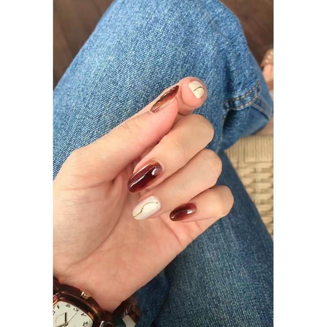 咲希あかねさんのインスタグラム写真 - (咲希あかねInstagram)「#newnails  みぎてー🤛 からの ひだりてー🤜 #asymmetrynail #pistacchio🍐#brownnails #whitetail   ワンカラーの重さが嫌なのであえてムラがあるように塗ってもっらた♪#完璧じゃないのがいい   もう秋だなぁ。。。 #nails #ネイル #ネイルデザイン #デザインネイル #アシンメトリーネイル #ネイルアート #ニュアンスネイル #大人ネイル #秋ネイル #ピスタチオカラー #ピスタチオネイル」10月10日 0時49分 - akane_saki