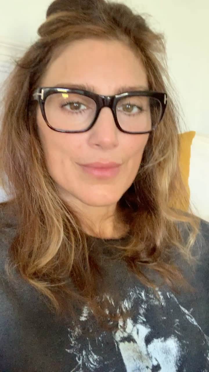 ジェニファー・エスポジートのインスタグラム：「Stay quiet, sit down, talking over you, don’t ask questions. Any of this sound familiar?  It’s be on arsenal of this message coming from every direction and it’s brutal. Who else feels exhausted!? But as my friend said this AM- that’s the point. To make you stop. Exhaust you, make you feel like you don’t matter, that it’s best to just stay quiet because the alternative is just too hard. It is. However that’s what changing on a global scale now- people, especially women, demanding to be heard. Your voice matters.  Now get up, exercise somehow, take a shower and go forward.  I ❤️u #fridayvibes」