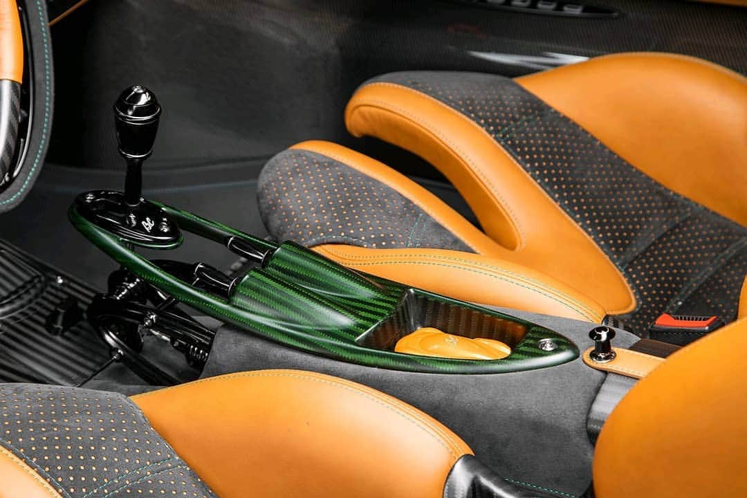 パガーニ・アウトモビリのインスタグラム：「Despite the performance-oriented nature, the Huayra BC features interiors that are pure elegance. ⠀  With @pfaffpaganioftoronto ⠀ #pagani #huayra #HuayraBC」
