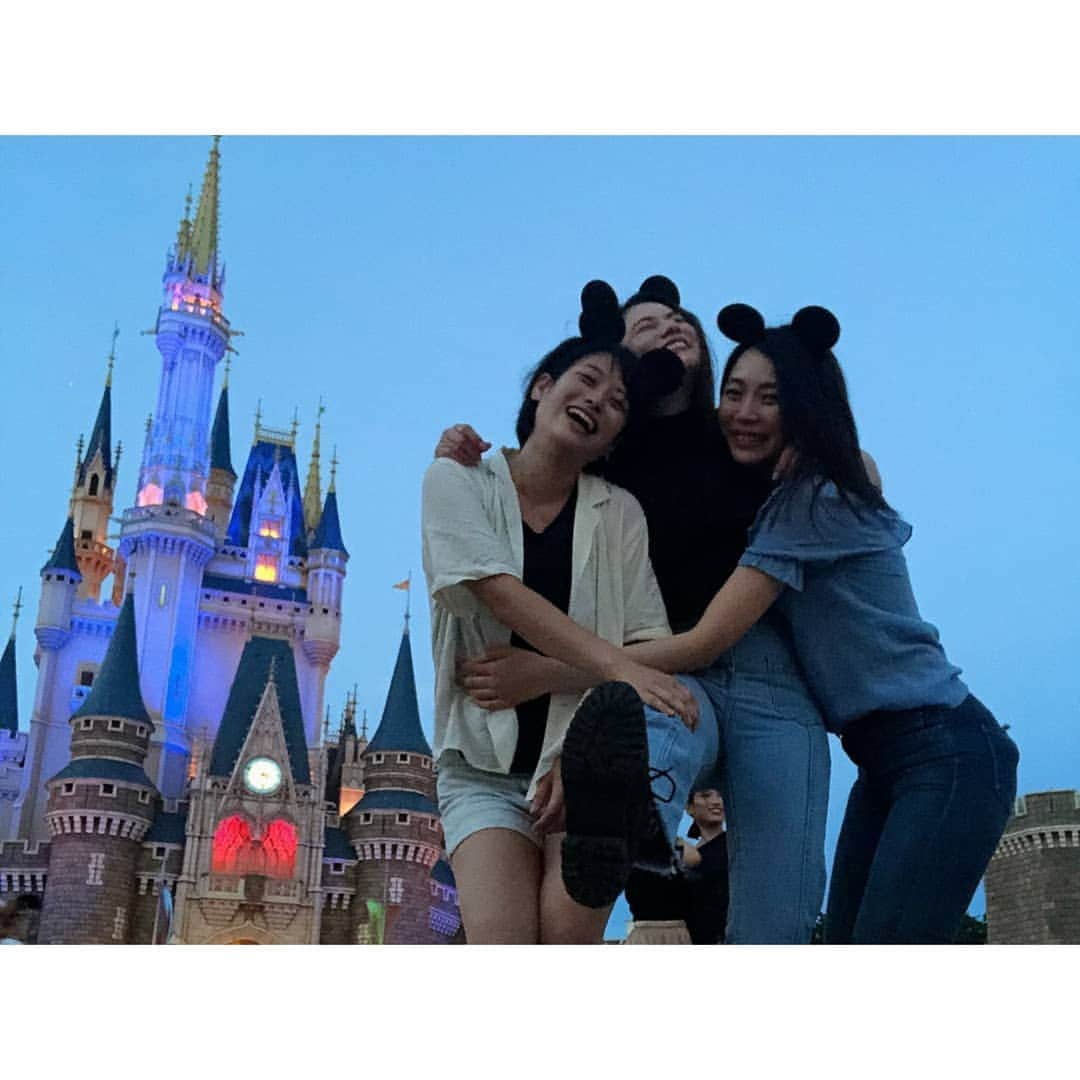 本田珠規さんのインスタグラム写真 - (本田珠規Instagram)「Disney♡♡♡ . . このメンバー、 必ず笑いのネタがまいおりる😂 . . . . #最高#友達#16年のお付き合い #Disneyの思い出」10月10日 0時44分 - tamaki_honda_oscar