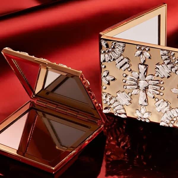ルル フロストのインスタグラム：「A look back at one of my favorite projects from the past - this amazing"Old Hollywood" compact I designed for legend @bobbibrown 💋. I'm so often inspired by the #artdeco era, and this gorgeous compact design is no exception.  I worked with sparkling glass crystals and rich gold-plated brass in my design to embody the spirit of the Jazz Age.  Enjoy this brief vision of the past!  Should we make a few vintage-inspired compacts for 2021?  X Lu 😘😘」
