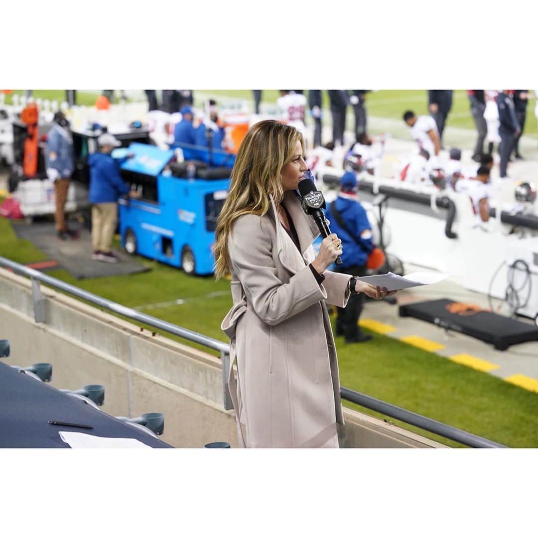 エリン・アンドリューズのインスタグラム：「Week 5 #TNF @nflonfox @toddrphoto @vtrilling @jilliangregory @jenniferfisherjewelry」