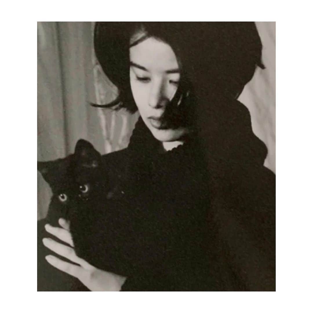 OKAさんのインスタグラム写真 - (OKAInstagram)「留学時代に飼っていた黒猫のパンと。」10月10日 0時47分 - ytrpics