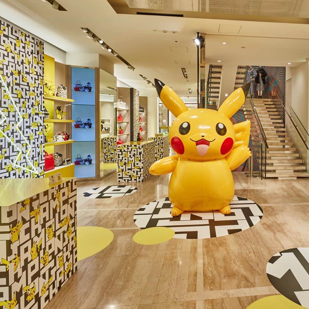 Longchampさんのインスタグラム写真 - (LongchampInstagram)「Introducing Longchamp x Pokémon! We're here at the launch event in Tokyo, where trainers are searching for rare Longchamp Pokémon in the wild – all while wearing a backpack from our exclusive collection.   #LongchampXPokemon #Longchamp #Pokemon #Pikachu」10月10日 0時57分 - longchamp